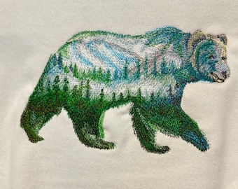 T-shirt med broderad huva och rund halsringning från Forest Bear Mountain Trail
