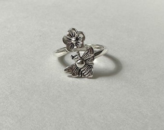 Anillo de abejas y flores