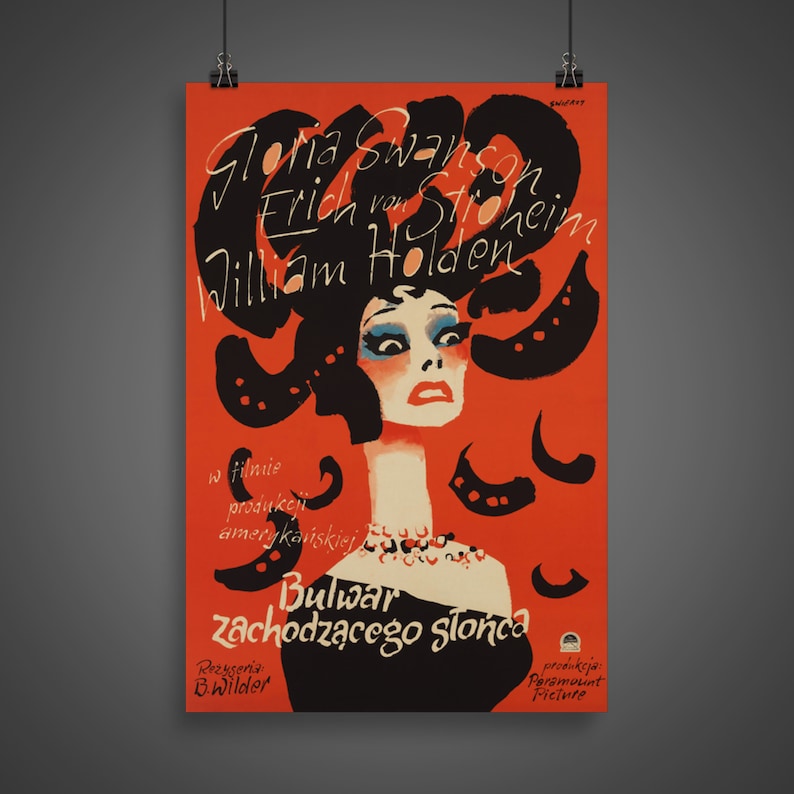Op de afbeelding: Een vintage filmposter met een rode achtergrond waarop Gloria Swanson, Erich von Stroheim en William Holden te zien zijn in de film "Sunset Boulevard". De poster toont een zwart-witte illustratie van Gloria Swanson met een dramatische uitdrukking.