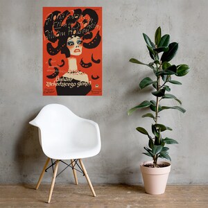 Op de afbeelding: Een vintage filmposter met een rode achtergrond waarop Gloria Swanson, Erich von Stroheim en William Holden te zien zijn. De poster adverteert voor de film "Boudoir van de ondergaande zon" met de tekst "Gloria Swanson, Erich von Stroheim, William Holden in "Boudoir van de ondergaande zon" geregisseerd door G.W. Pabst."