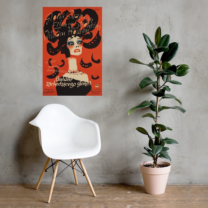 Op de afbeelding: Een vintage filmposter met een rode achtergrond waarop Gloria Swanson, Erich von Stroheim en William Holden te zien zijn. De poster adverteert voor de film "Boudoir van de ondergaande zon" met de tekst "Gloria Swanson, Erich von Stroheim, William Holden in "Boudoir van de ondergaande zon" geregisseerd door G.W. Pabst."