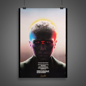 Puede incluir: Un p&oacute;ster de pel&iacute;cula vintage con un primer plano de la cara de un joven. El p&oacute;ster es de color rojo, amarillo y azul. El texto del p&oacute;ster dice "VENGA Y VEA..." y "PREMIO DE ORO EN EL XIV FESTIVAL INTERNACIONAL DE CINE EN MOSCU".