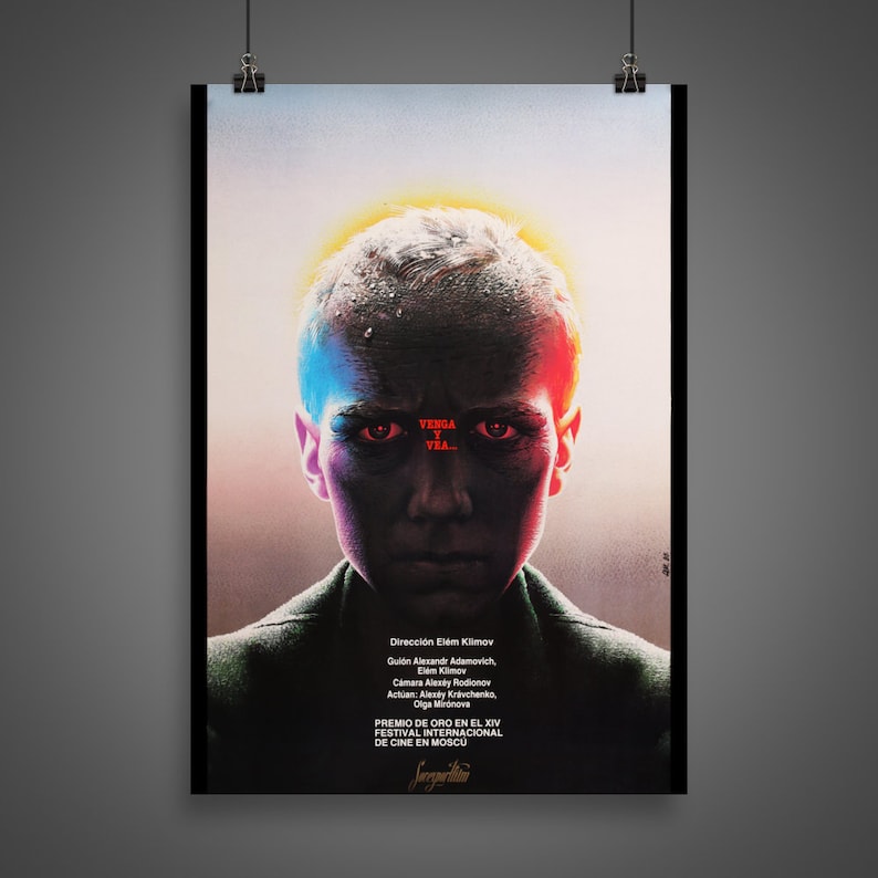 Puede incluir: Un p&oacute;ster de pel&iacute;cula vintage con un primer plano de la cara de un joven. El p&oacute;ster es de color rojo, amarillo y azul. El texto del p&oacute;ster dice "VENGA Y VEA..." y "PREMIO DE ORO EN EL XIV FESTIVAL INTERNACIONAL DE CINE EN MOSCU".
