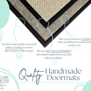 K&ouml;nnte beinhalten: Eine handgefertigte Fu&szlig;matte mit schwarzem Rand, grau-beigem gewebtem Mittelteil und dem Text "Quality Handmade Doormats". Die Fu&szlig;matte ist 0,64 cm dick und besteht aus recyceltem Gummi.