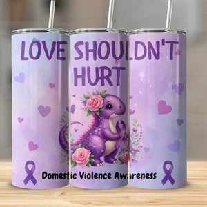 以下が含まれることがあります： 「LOVE SHOULDN'T HURT」と「Domestic Violence Awareness」の文字が入った、紫と白のタンブラー3個セット。各タンブラーには、花とハートが付いた紫色の恐竜が描かれています。