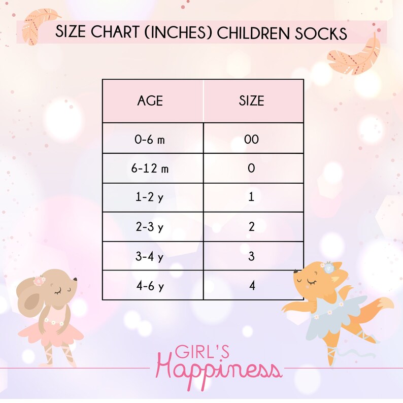 Peut inclure: Un tableau rose et blanc avec le texte "SIZE CHART (INCHES) CHILDREN SOCKS" en haut. Le tableau montre l'&acirc;ge et la taille correspondants pour les chaussettes pour enfants. Les &acirc;ges sont indiqu&eacute;s en mois et en ann&eacute;es, et les tailles sont indiqu&eacute;es en chiffres. Le tableau est illustr&eacute; par une souris et un renard de dessin anim&eacute; portant des costumes de ballerines.