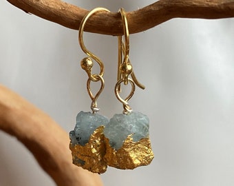 Earring made of untreated aquamarine raw stones, refined with 24 K gold leaf, 925 sterling silver, gold-plated