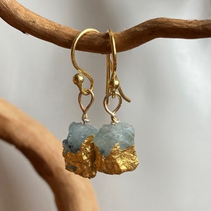 Earring made of untreated aquamarine raw stones, refined with 24 K gold leaf, 925 sterling silver, gold-plated