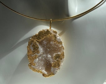 Necklace with rock crystal geode