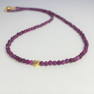 Collar de mujer rubí con corazón de oro.