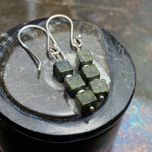 Ohrringe Grüner Achat | Naturstein Schmuck | Silber Schmuck Frauen | Grüne Ohrhänger in Würfelform | Heilstein Wirkung | Geschenke zu Ostern