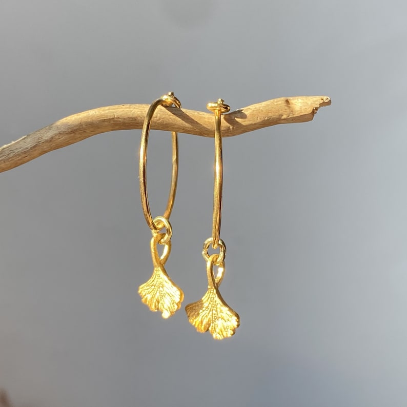 Gold Creolen mit wunderschönen Ginkgo Blättern