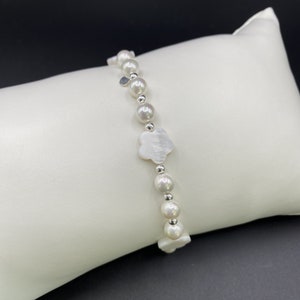 Süßwasserperlen Armband mit Perlmutt Blüten und Perlen aus Sterlingsilber, Sommer Schmuck Damen, Perlen Schmuck elastisch