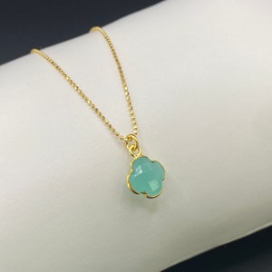 Aqua Chalcedon Kleeblatt Halskette Gold, Minimalistische Kugelkette Damen mit Stein Anhänger, Layering Schmuck Geschenk, Heilstein Wirkung