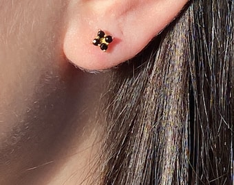Onyx Ohrstecker Gold Damen, Zweit Ohrringe Blüten, Heilstein Wirkung, Zierlicher Schmuck mit schwarzen Stein Blumen, Geschenk Kinder Schmuck