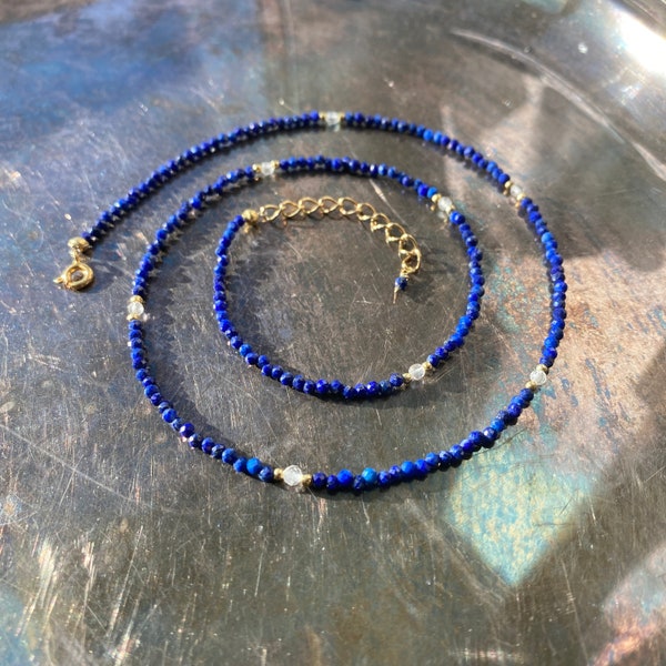 Lapis Lazuli Halskette mit Gold und Bergkristall, Sommer Schmuck Blau, Choker Edelstein Perlen, September Geburtsstein Kette