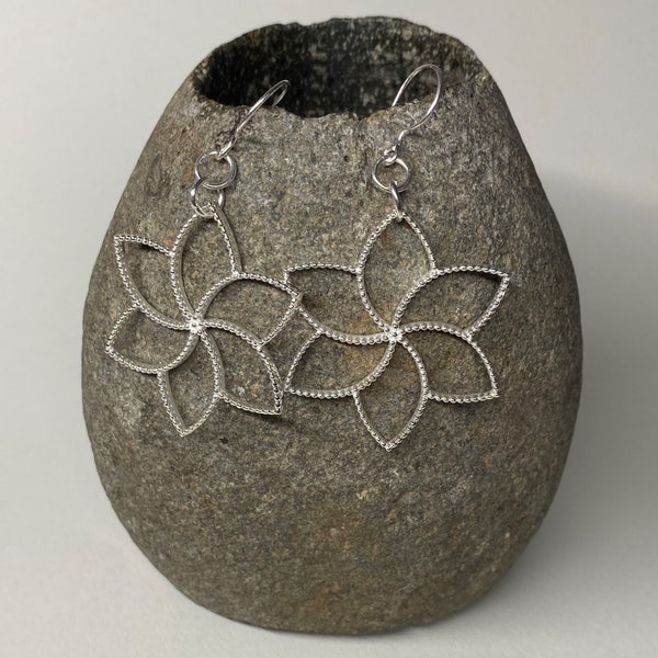 Ohrringe mit Silber Blume | Extra große Ohrhänger | Blüten Schmuck Nickelfrei | Designer Ohrringe Einzelstücke | Geschenk für jeden Anlass