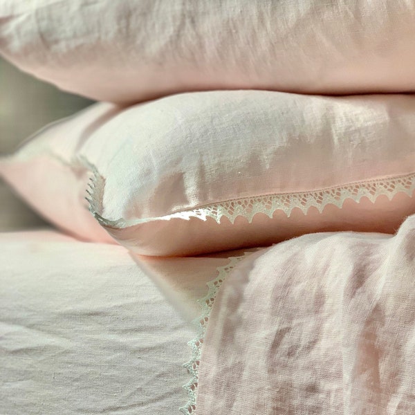 Taie d’oreiller en lin avec garniture en dentelle. Blanc, naturel, rose blush ou bleu clair. Housse d’oreiller standard, queen, king, euro sham et personnalisée.