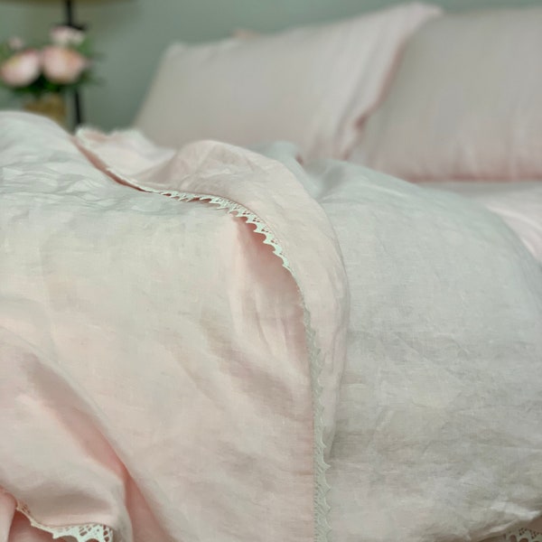 Housse de couette en lin avec garniture en dentelle. Blanc, naturel, rose blush ou bleu clair.