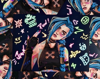 Puede incluir: Ilustración de un personaje con cabello azul y un atuendo negro, señalando con un dedo. La imagen presenta la palabra "Jinx" y la palabra "Pow!" en letras de estilo neón, junto con varios símbolos y estrellas sobre un fondo azul oscuro.
