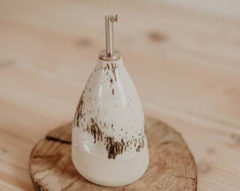 Keramik Olivenöl Spender. Öl Flasche Ausgießer Keramik. Essig- oder Olivenflasche aus Keramik. Weiß mit schwarzer Sprenkelglasur.