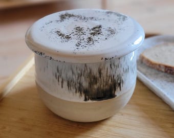 Burriera francese in ceramica fatta a mano: vaso in smalto maculato