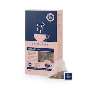 Puede incluir: Una caja de bolsitas de té verde orgánico e infusión de hierbas Hottea Mama Take A Pause. La caja es rosa y azul con una imagen de una taza de té y vapor. Las bolsitas de té están envueltas individualmente en papel blanco y contienen té de hoja entera. La caja dice 100% natural, a base de plantas, sin plástico y 28 tazas. La caja también dice "In Wellness for Women".