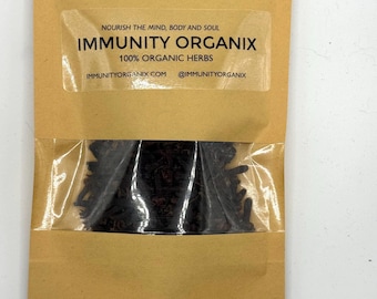 Puede incluir: Una bolsa de papel marrón con una ventana transparente, llena de hierbas oscuras. La bolsa tiene una etiqueta que dice "IMMUNITY ORGANIX 100% ORGANIC HERBS" y "NOURISH THE MIND, BODY AND SOUL". El sitio web y el identificador de Instagram también son visibles.