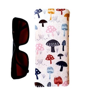 Eyeglasses case, sunglasses case, soft glasses pouch, fabric eyeglass sleeve, padded glasses case, Cottage-core, mushrooms glasses case
