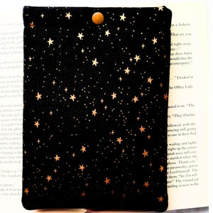 Funda Celestial Kindle: Funda acolchada para lector electrónico con cierre a presión. imagen 11