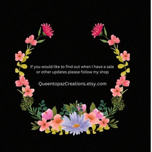 Puede incluir: Una corona de flores con flores rosas y hojas verdes rodea el texto "Si quieres saber cu&aacute;ndo tengo una venta u otras actualizaciones, por favor sigue mi tienda QueentopazCreations.etsy.com".