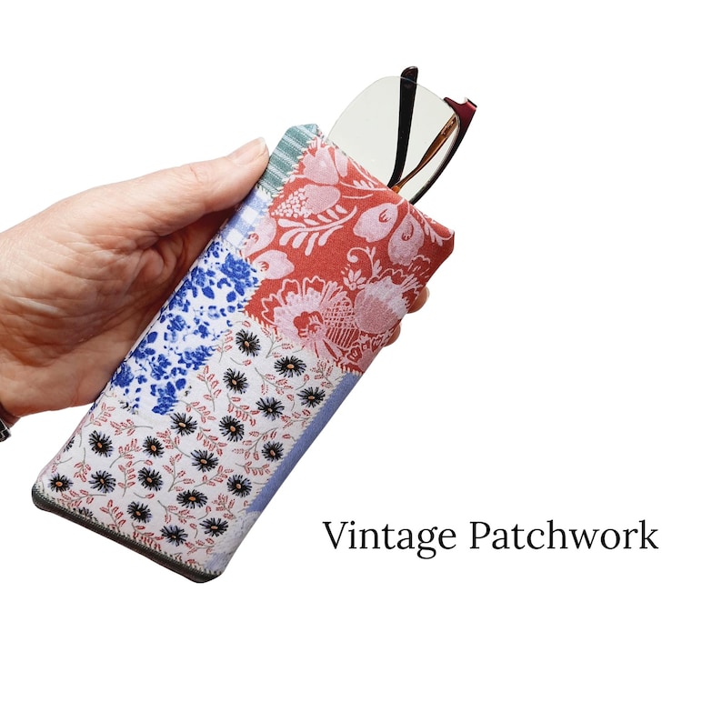 Pu&ograve; includere: Un astuccio per occhiali patchwork con motivi floreali e geometrici rossi, blu e bianchi. La custodia contiene un paio di occhiali. Il testo "Vintage Patchwork" &egrave; visualizzato in nero.