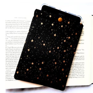 Funda Celestial Kindle: Funda acolchada para lector electrónico con cierre a presión. imagen 10