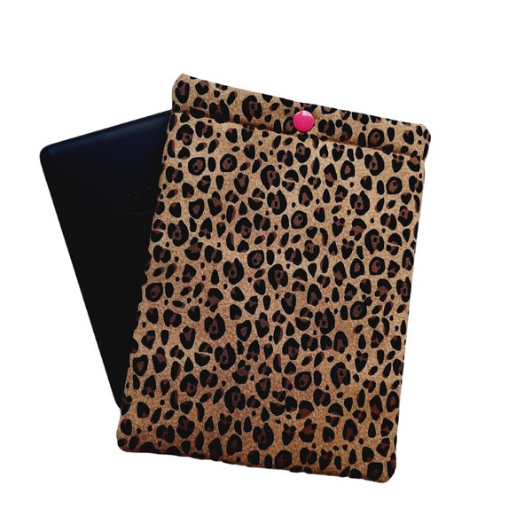 Kindle Paperwhite sleeve, padded Kindle case, Jaguar print, with snap closure, e-reader cover for 11th generation or Signature Paperwhite