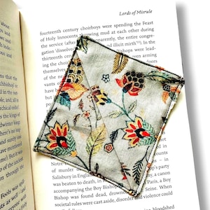 Fabric bookmark (vintage floral design)