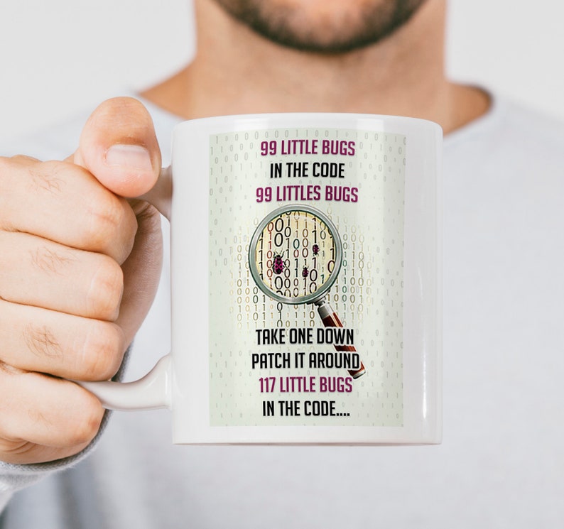 K&ouml;nnte beinhalten: Eine wei&szlig;e Keramiktasse mit einer humorvollen Grafik einer Lupe &uuml;ber einem bin&auml;ren Code-Hintergrund mit roten K&auml;fern. Der Text lautet "99 kleine Fehler im Code, 99 kleine Fehler. Nimm einen weg, flicke ihn, dann sind es noch 117 kleine Fehler im Code..."