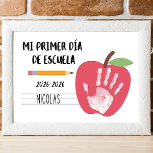 Arte de impressão de mão em espanhol para volta às aulas, placa para pré-escola, artesanato com impressão de mão, placa de volta às aulas, primeiro dia de aula, Primer Dia de Escuela