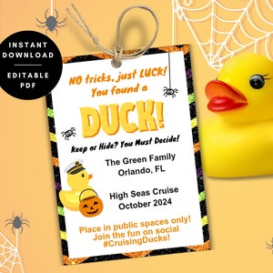 Pode incluir: Uma etiqueta de jogo de festa de Halloween imprimível com uma ilustração de um pato de borracha amarelo. A etiqueta tem listras pretas e laranja e detalhes de glitter. O texto diz "Sem truques, só sorte! Você encontrou um PATO! Manter ou esconder? Você deve decidir! A família Green Orlando, FL Cruzeiro de alto mar Outubro 2024 Coloque apenas em espaços públicos! Junte-se à diversão nas redes sociais #CruisingDucks!"