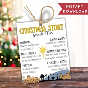 以下が含まれることがあります： クリスマスストーリーのスナックミックスの印刷可能なタグで、金の星と誕生のシーンのイラストが描かれています。タグには、クリスマスストーリーのさまざまな出来事がリストされており、各出来事を表すスナックが提案されています。たとえば、ポップコーンは、出産間近の妊娠中のマリアを表し、M&Mキャンディーは、メシアを見つけるために星を追う三博士を表し、プレッツェルは、布に包まれたイエスを表し、キャンディーケーンは、天使に訪れた羊飼い達を表し、アニマルクラッカーは、飼い葉桶に横たわるイエスを表し、チョコレートキスは、大きな喜びの朗報を伝える天使たちを表しています。