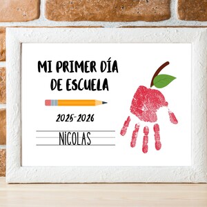 Arte con huellas de manos en español para el regreso a clases, letrero para preescolar, manualidad con huellas de manos, letrero para el regreso a clases, primer día de clases