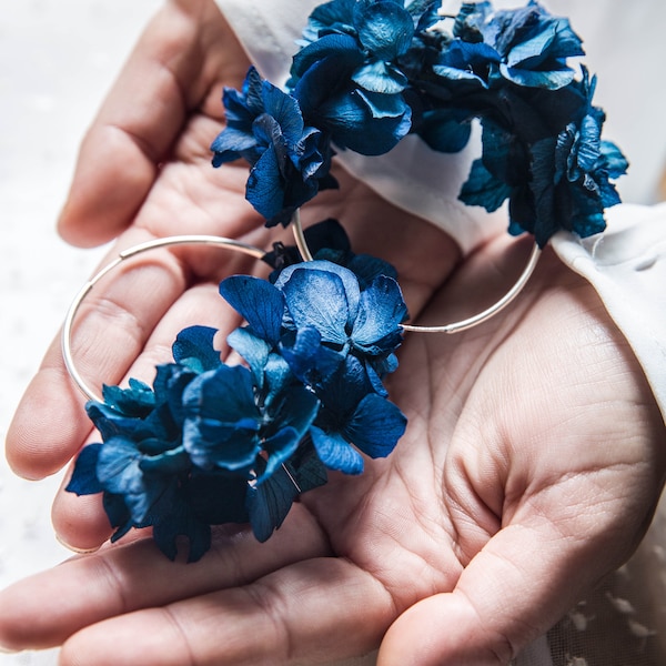 Pendientes de Aro Hortensia Azul Klein,  sello garantia de marca Artesania Menorca