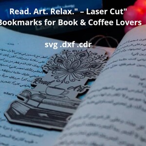 Könnte beinhalten: Ein lasergeschnittener Holz-Lesezeichen mit floralem Design und den Worten "Read Art" und einer Kaffeetasse. Das Lesezeichen befindet sich in einem offenen Buch. Der Text "Read. Art. Relax." und "Bookmarks for Book & Coffee Lovers" sind sichtbar.
