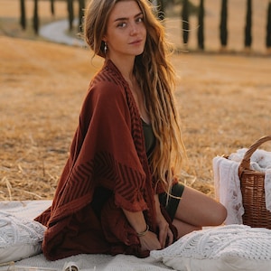 Eleganter Tribal Poncho: Boho-Chic trifft auf Handwerkskunst Stylischer langer Poncho Nomade Festival. Bild 1