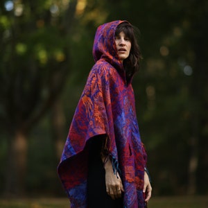 Farbenfroher Wohlfühl-Poncho: Kuscheliger Komfort für kalte Tage Kapuzen Poncho Unisex Cape Festival Poncho Red-Oragne-Purple