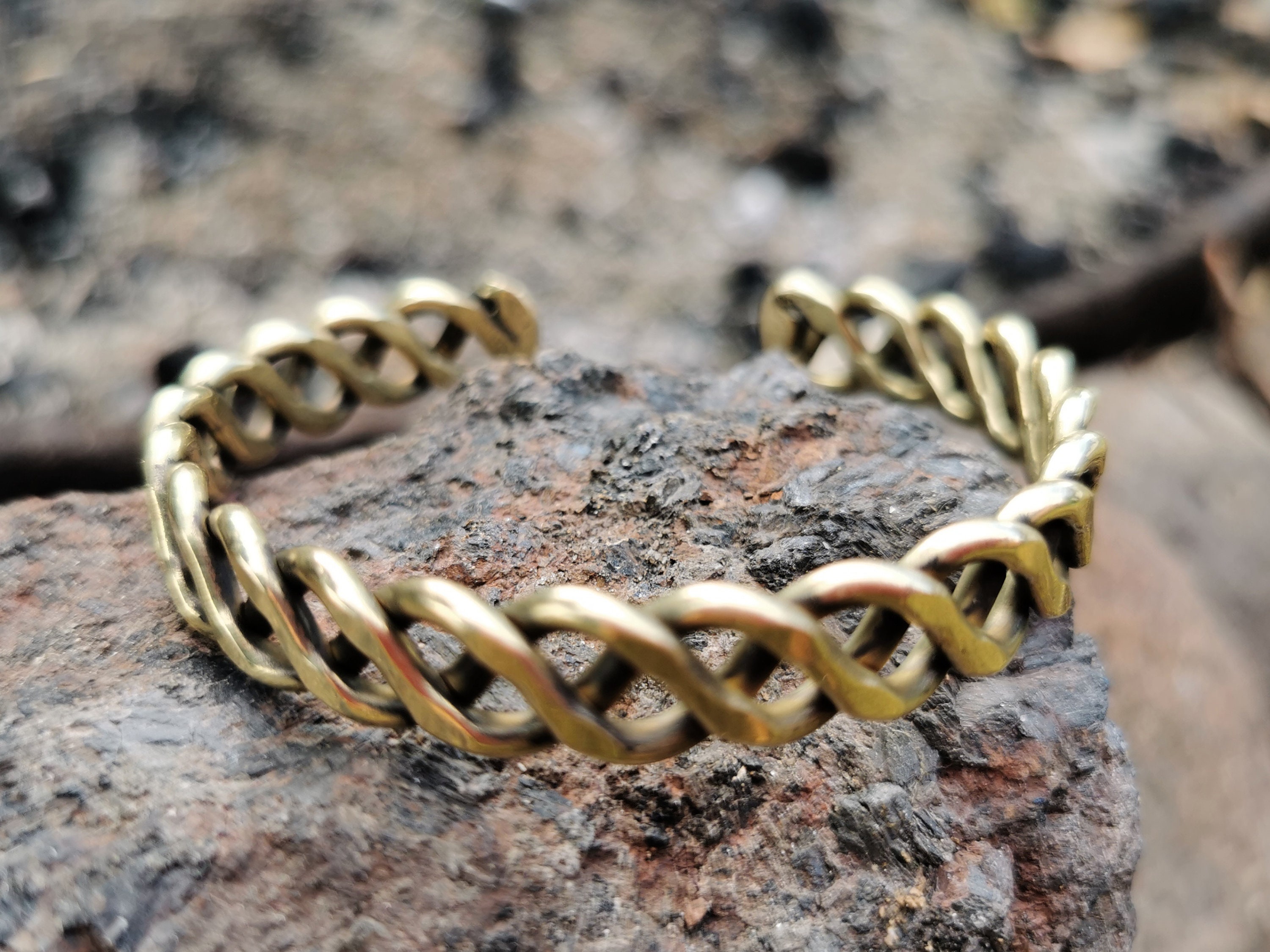 ケルトのエレガンス: ゴールド真鍮製のビンテージ ボヘミアン スタイル