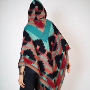 Farbenfroher Wohlfühl-Poncho: Kuscheliger Komfort für kalte Tage Kapuzen Poncho Unisex Cape Festival Poncho Bild 5