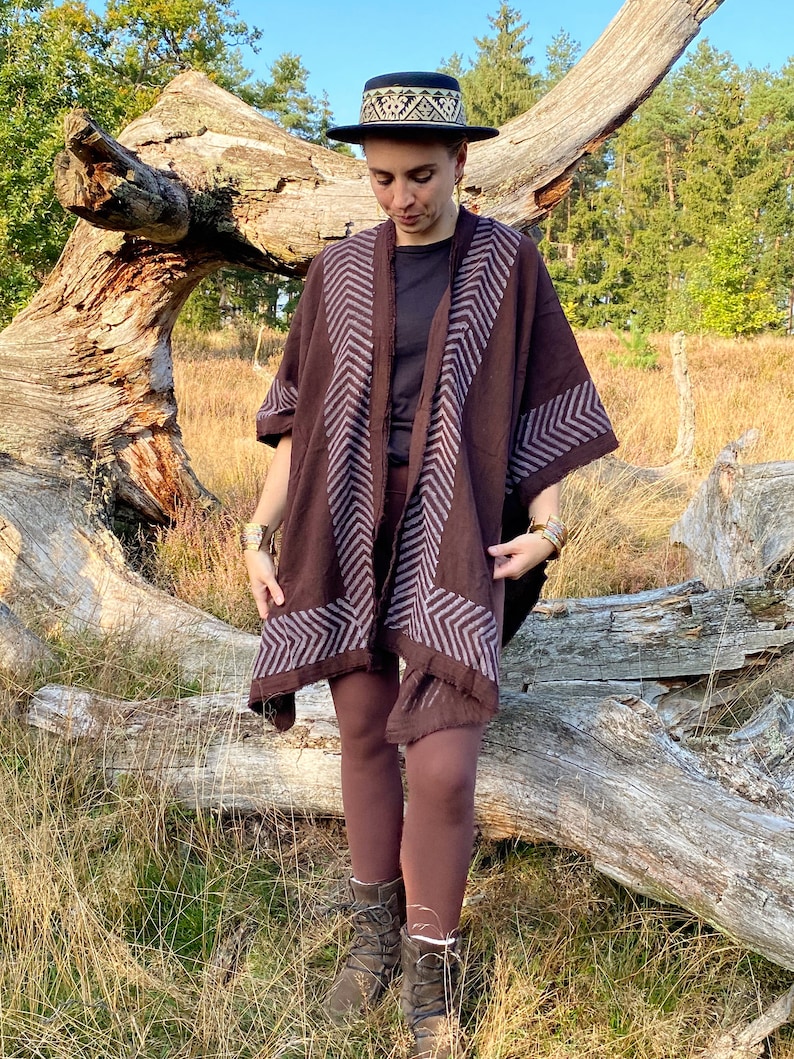 Eleganter Tribal Poncho: Boho-Chic trifft auf Handwerkskunst Stylischer langer Poncho Nomade Festival. Bild 10