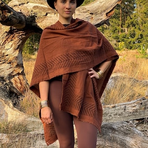 Eleganter Tribal Poncho: Boho-Chic trifft auf Handwerkskunst Stylischer langer Poncho Nomade Festival. Bild 6