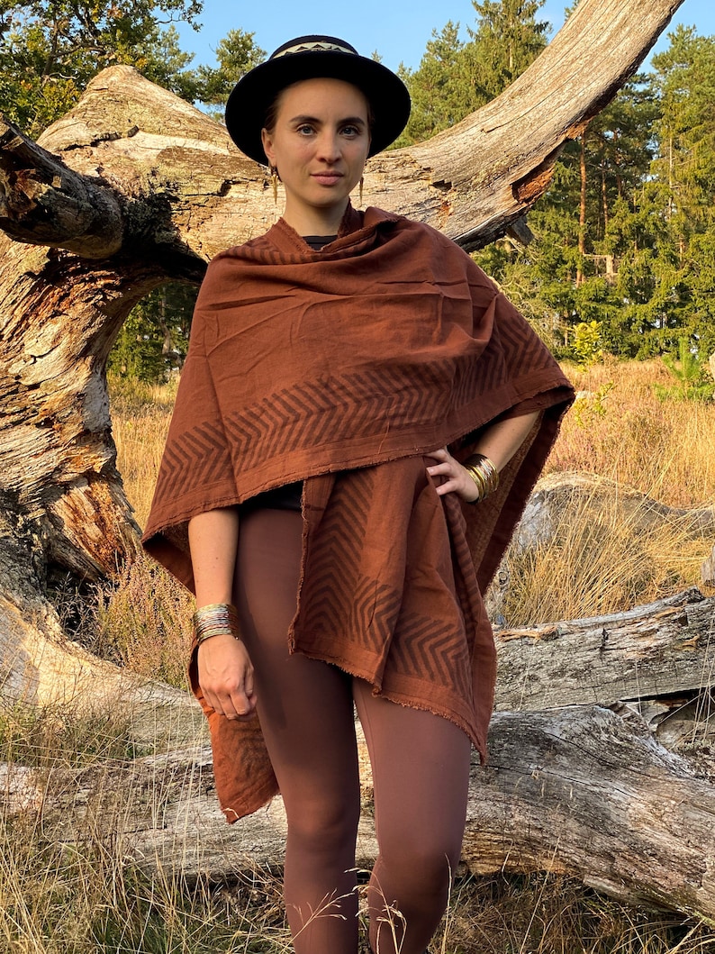 Eleganter Tribal Poncho: Boho-Chic trifft auf Handwerkskunst Stylischer langer Poncho Nomade Festival. Bild 6