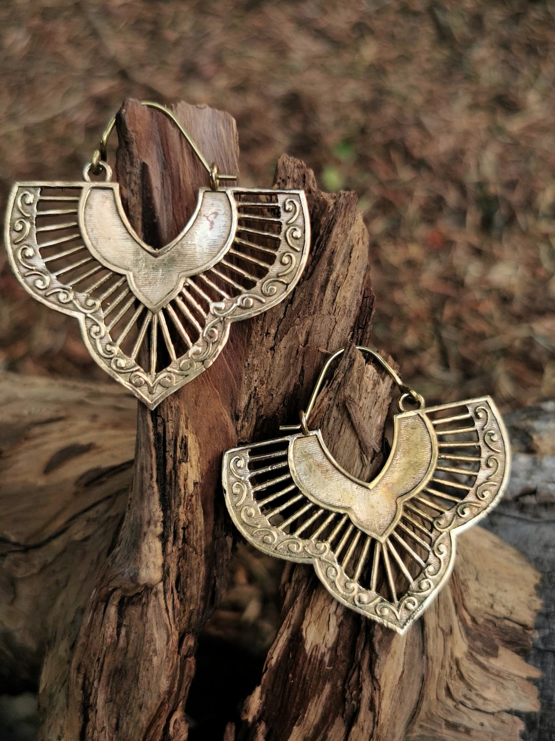 Ohrringe Tribal runde Platte gewölbt mit kleinen Kugeln Verzierung aus antik gold Brass main image 1